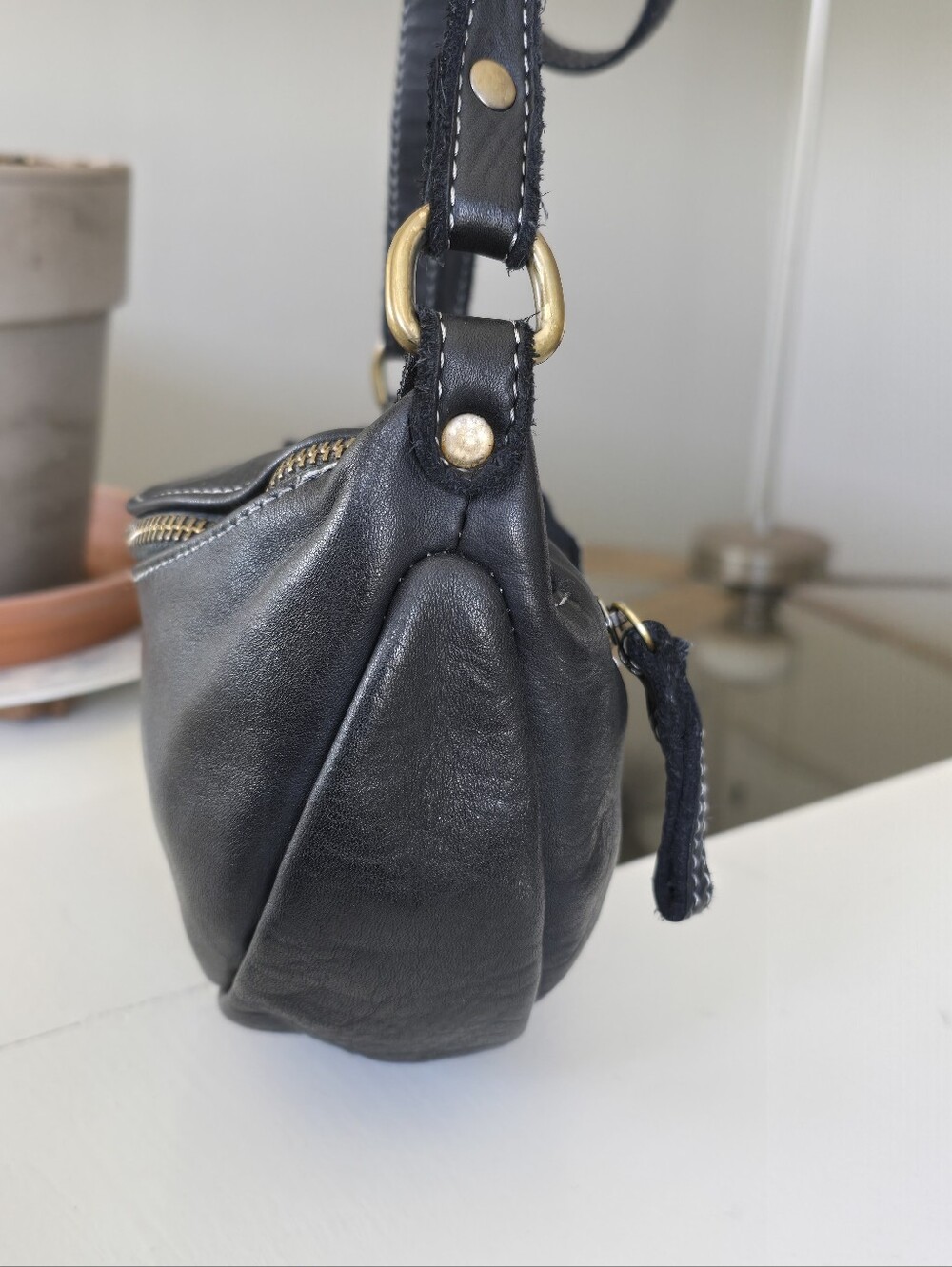 Bolsa Nova Avery (Free People) Black Leather Crescent Shoulder/ Crossbody Bag - Picture 3 of 11